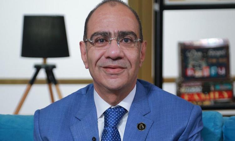 الدكتور حسام حسني.. طبيب الصدر الذي قاد معركة «كورونا»